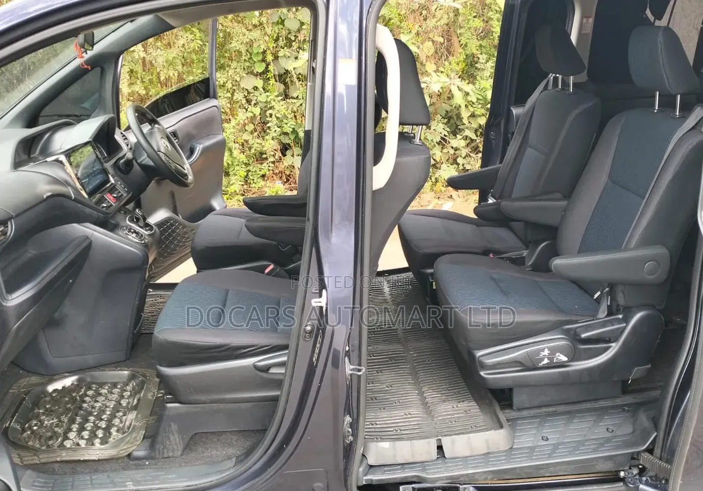 Toyota Voxy 2014 Blue