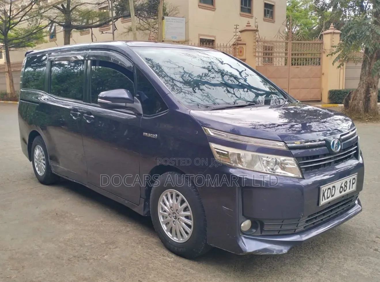 Toyota Voxy 2014 Blue