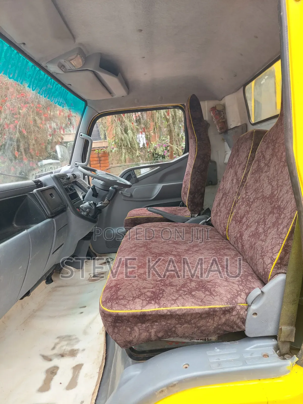Mitsubishi Fuso Canter 2014 Yellow