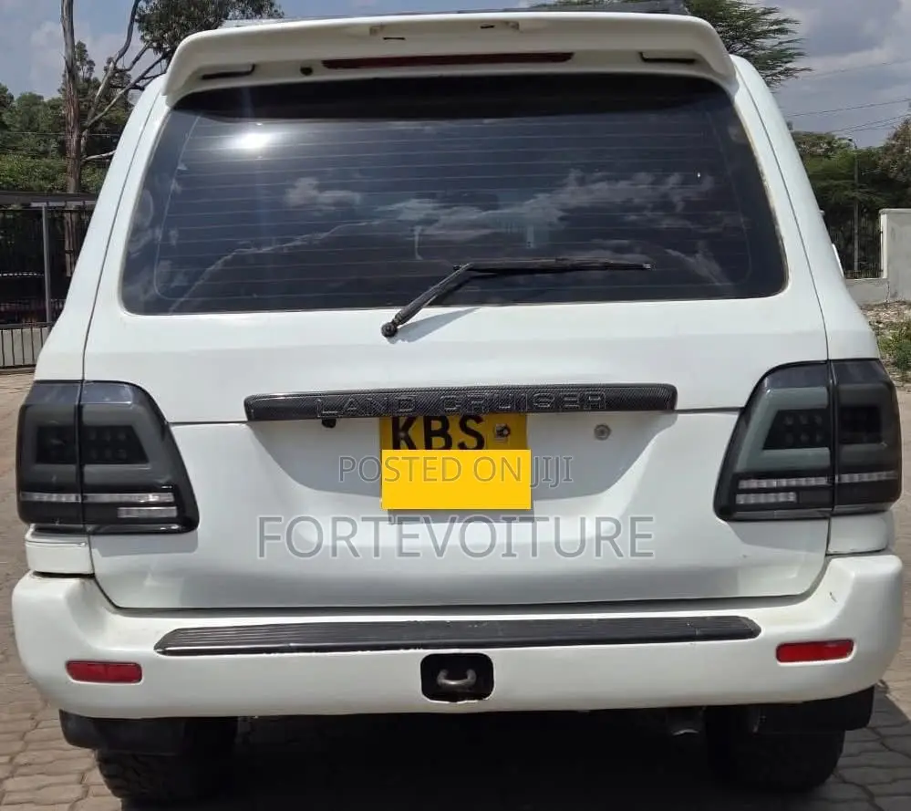 Toyota Land Cruiser 2006 White