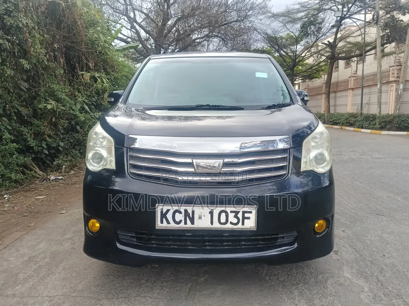 Toyota Noah 2.0 143hp FWD (7 Seater) 2010 Gray