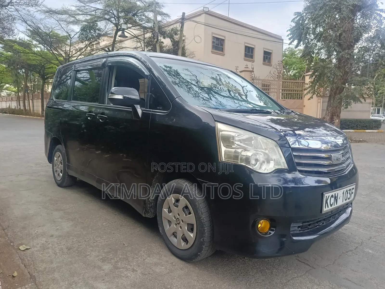 Toyota Noah 2.0 143hp FWD (7 Seater) 2010 Gray
