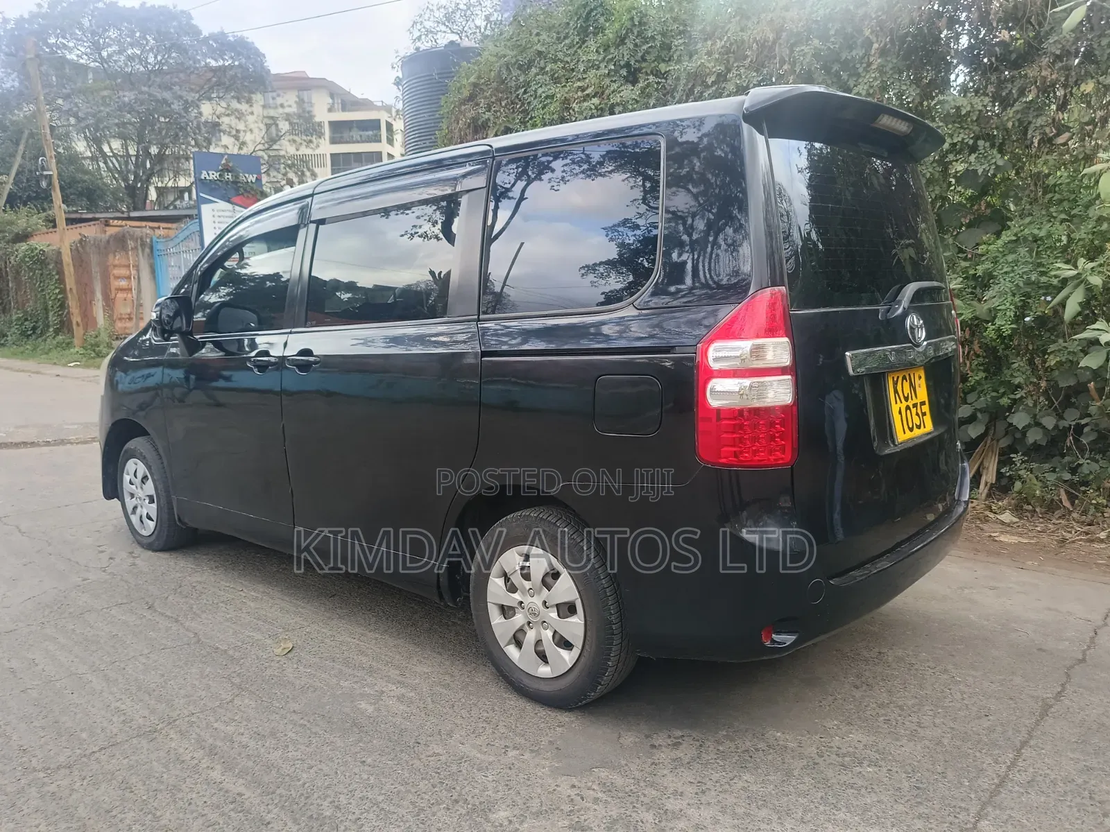 Toyota Noah 2.0 143hp FWD (7 Seater) 2010 Gray