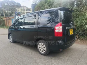 Toyota Noah 2.0 143hp FWD (7 Seater) 2010 Gray