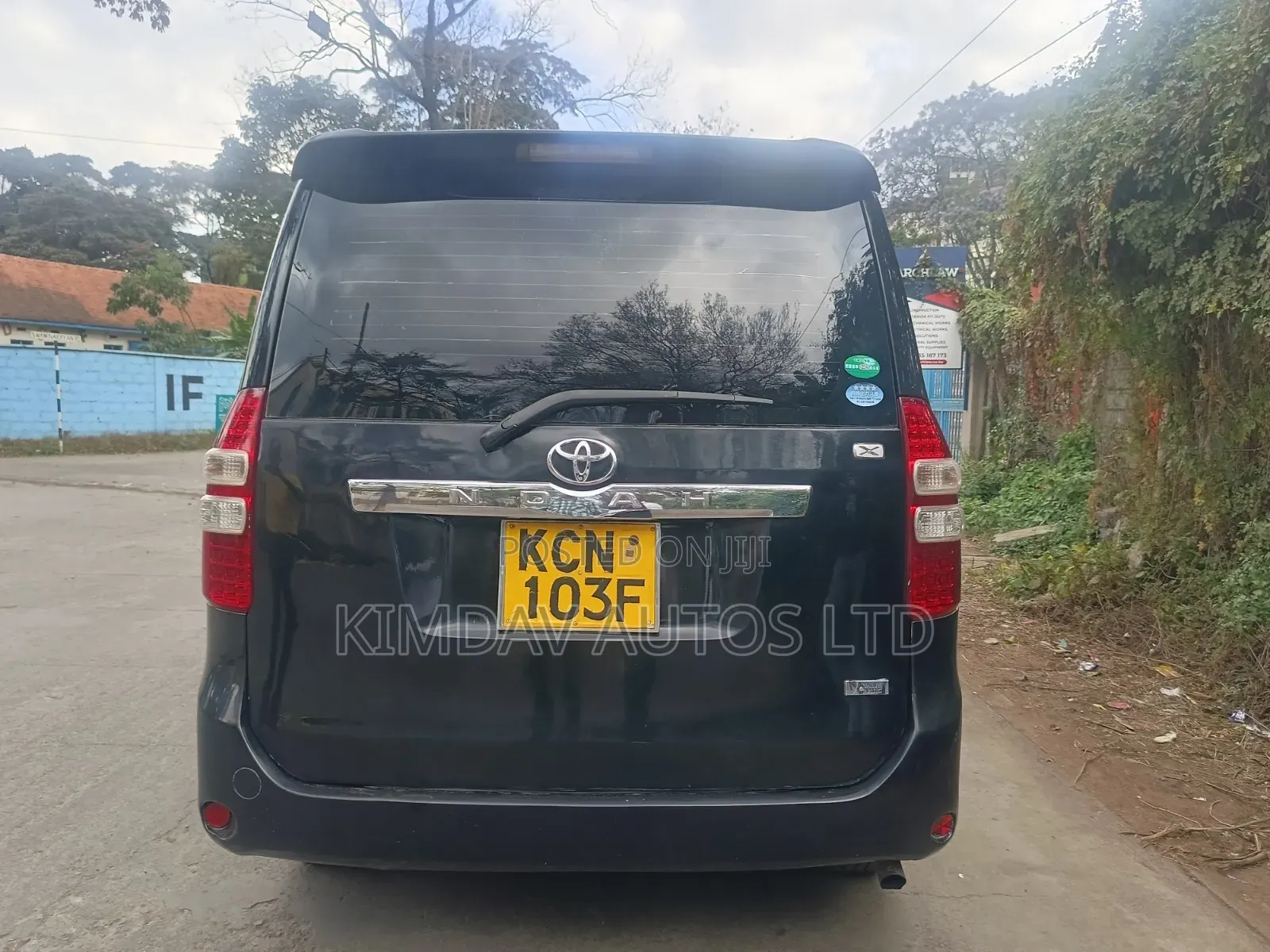 Toyota Noah 2.0 143hp FWD (7 Seater) 2010 Gray