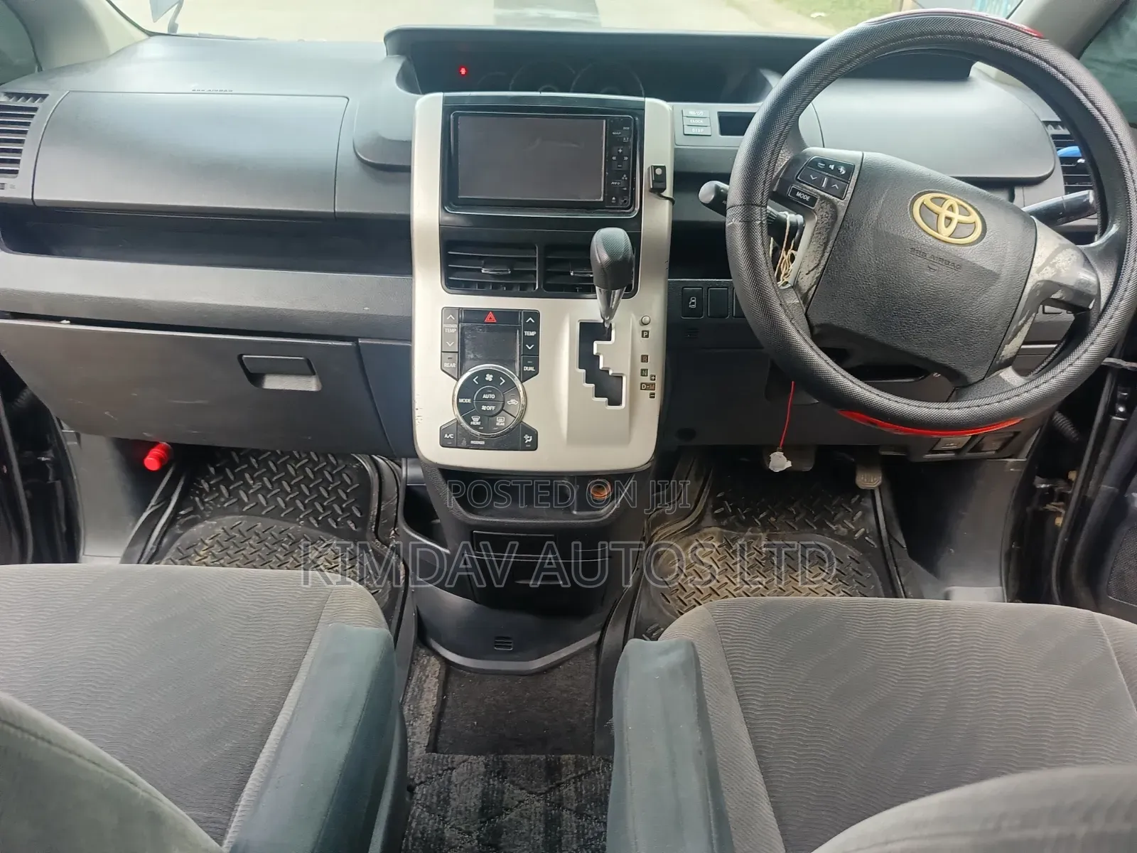 Toyota Noah 2.0 143hp FWD (7 Seater) 2010 Gray