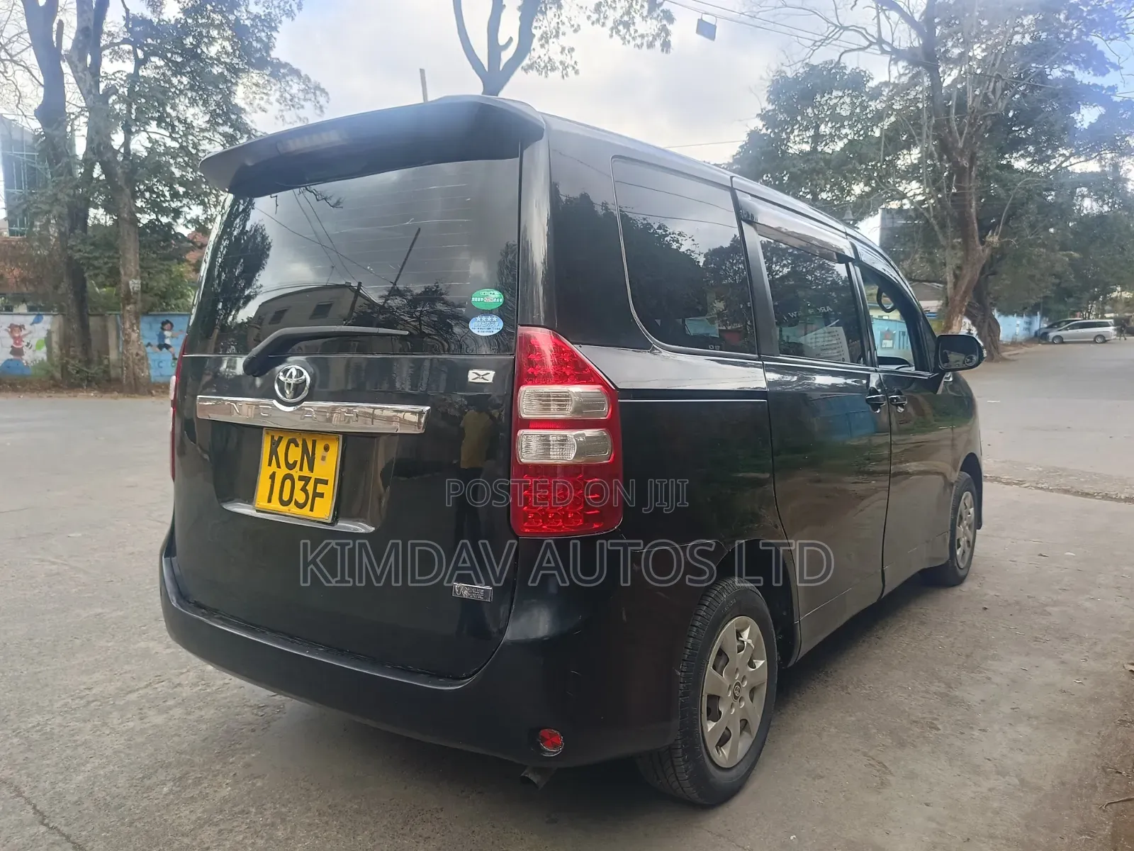 Toyota Noah 2.0 143hp FWD (7 Seater) 2010 Gray