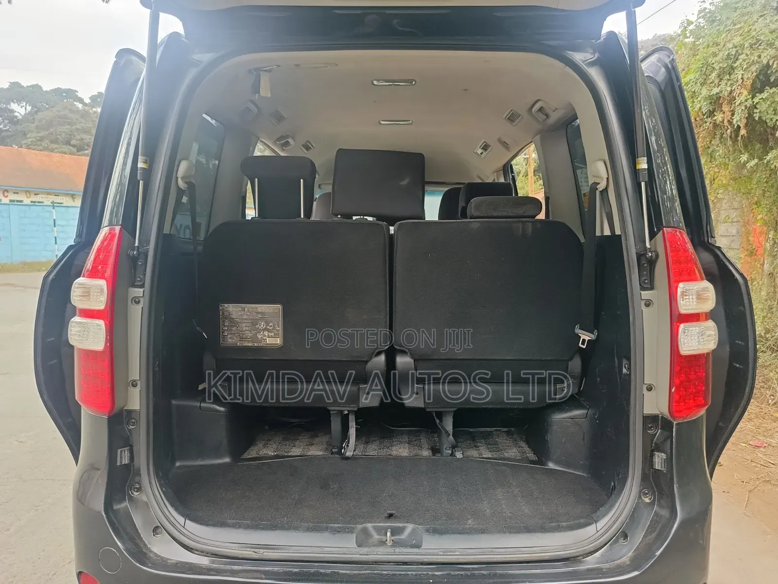Toyota Noah 2.0 143hp FWD (7 Seater) 2010 Gray
