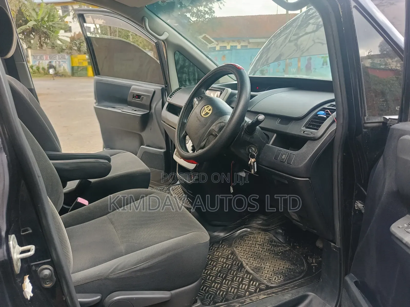 Toyota Noah 2.0 143hp FWD (7 Seater) 2010 Gray