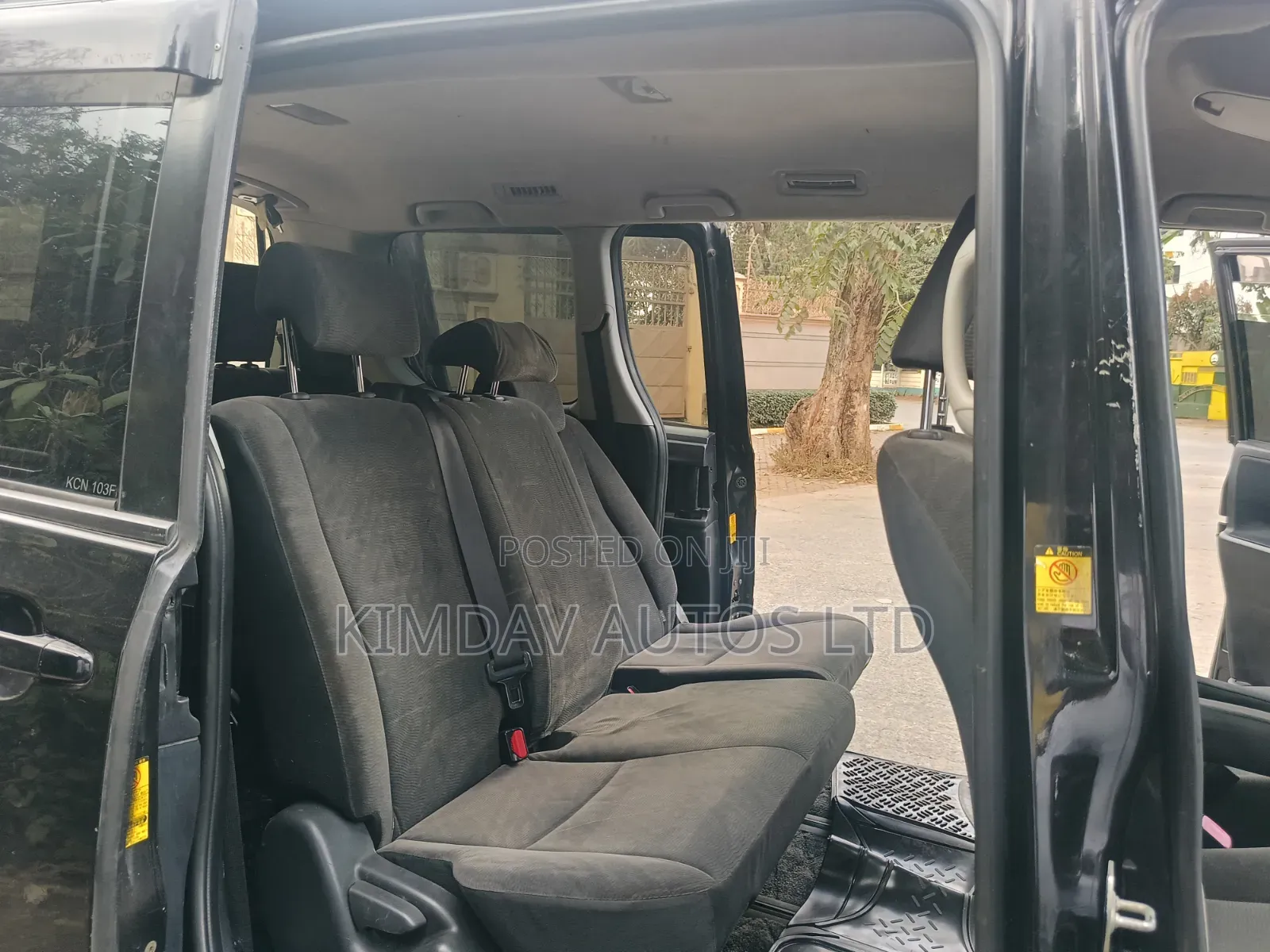 Toyota Noah 2.0 143hp FWD (7 Seater) 2010 Gray