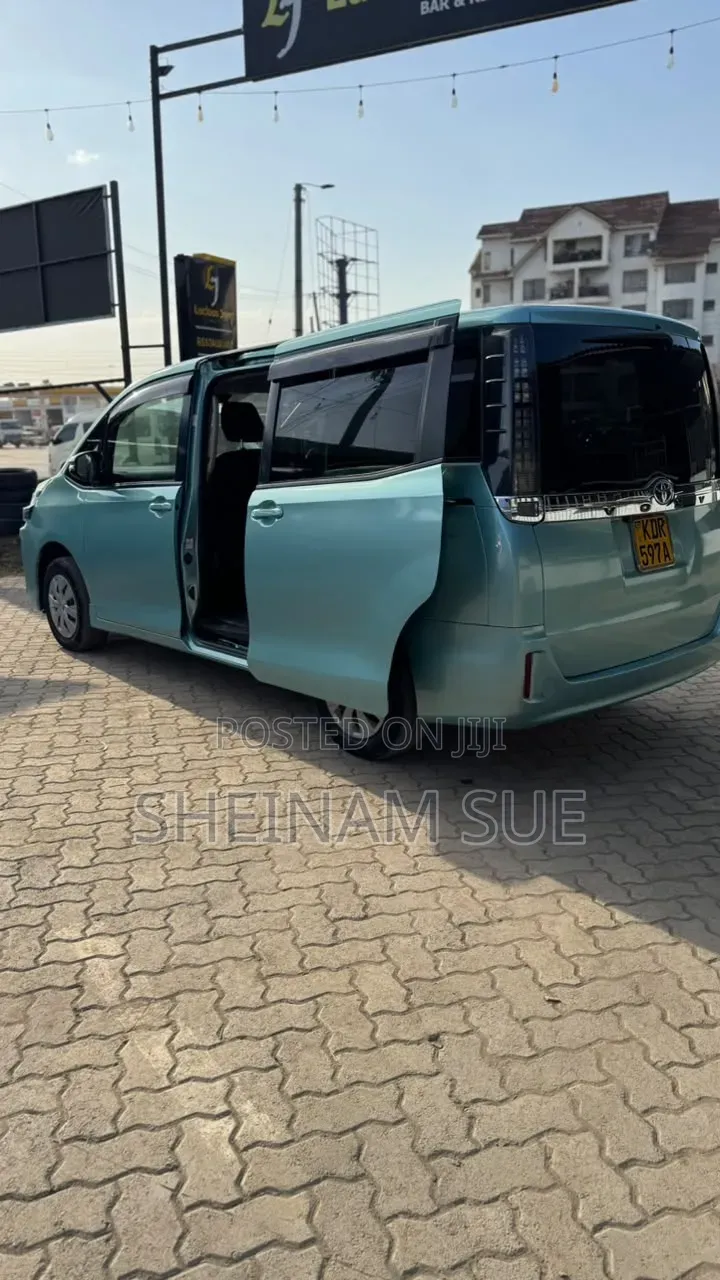 Toyota Noah 2016 Blue