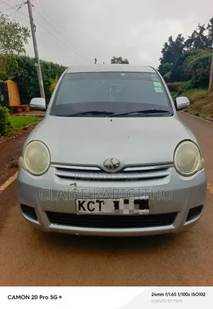Toyota Sienta 1.5 FWD 2011 Silver