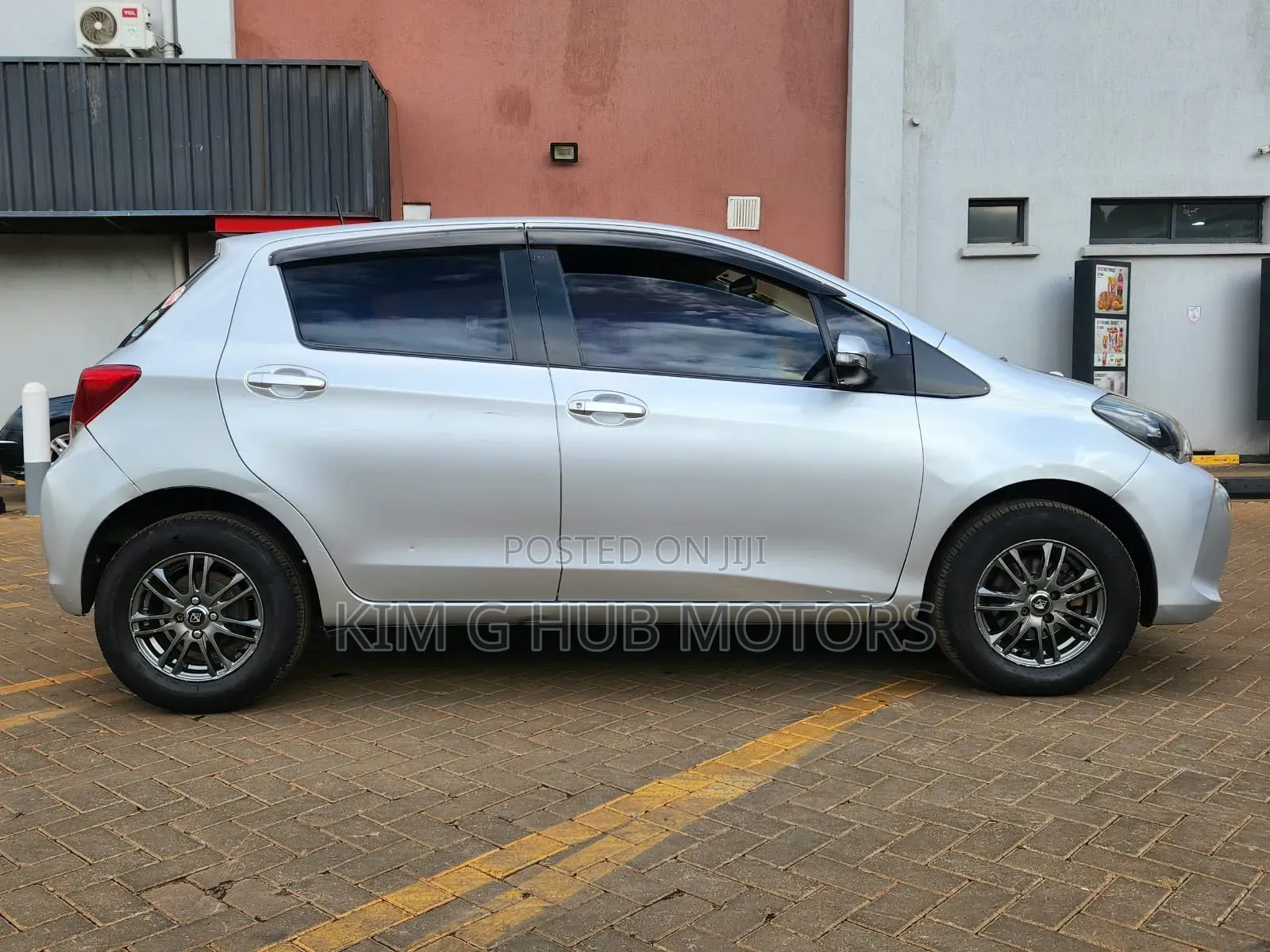 Toyota Vitz 2015 Silver