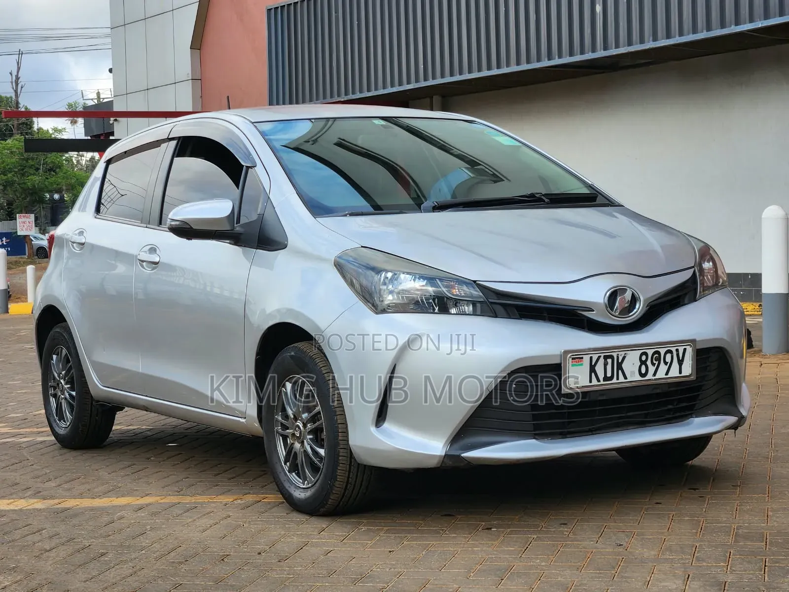 Toyota Vitz 2015 Silver