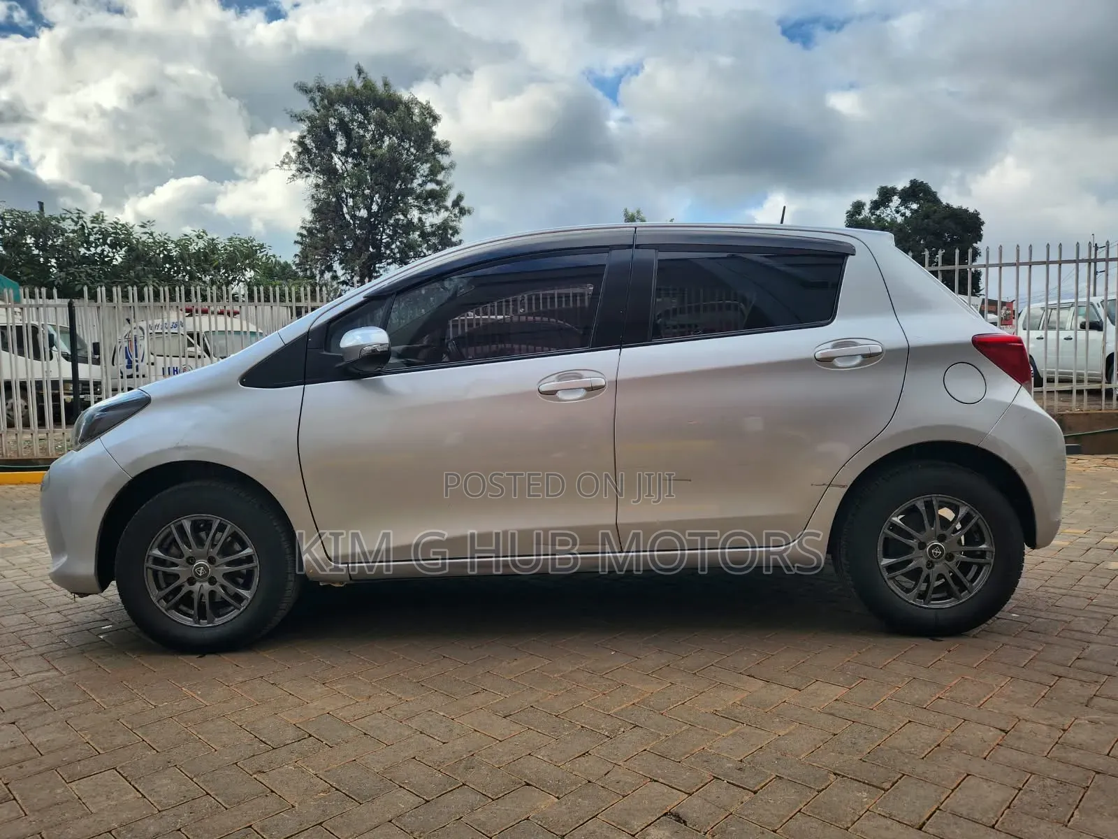 Toyota Vitz 2015 Silver