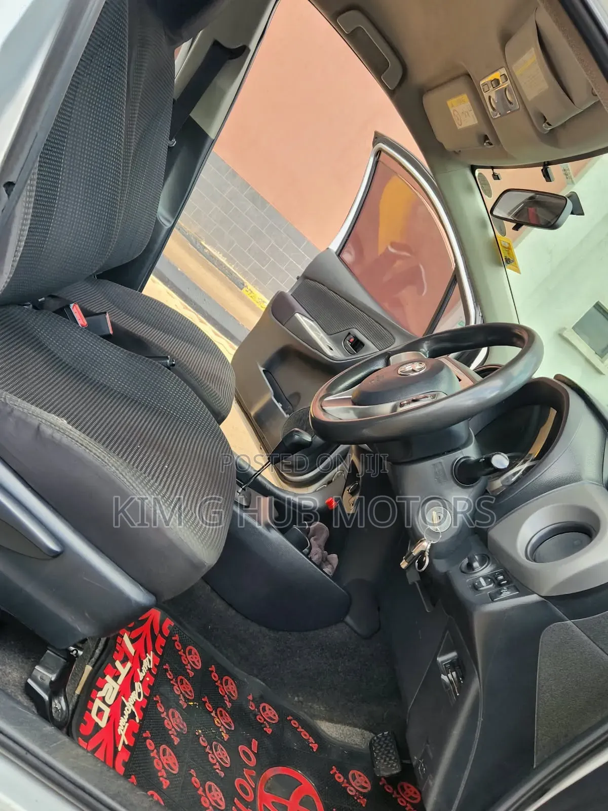 Toyota Vitz 2015 Silver