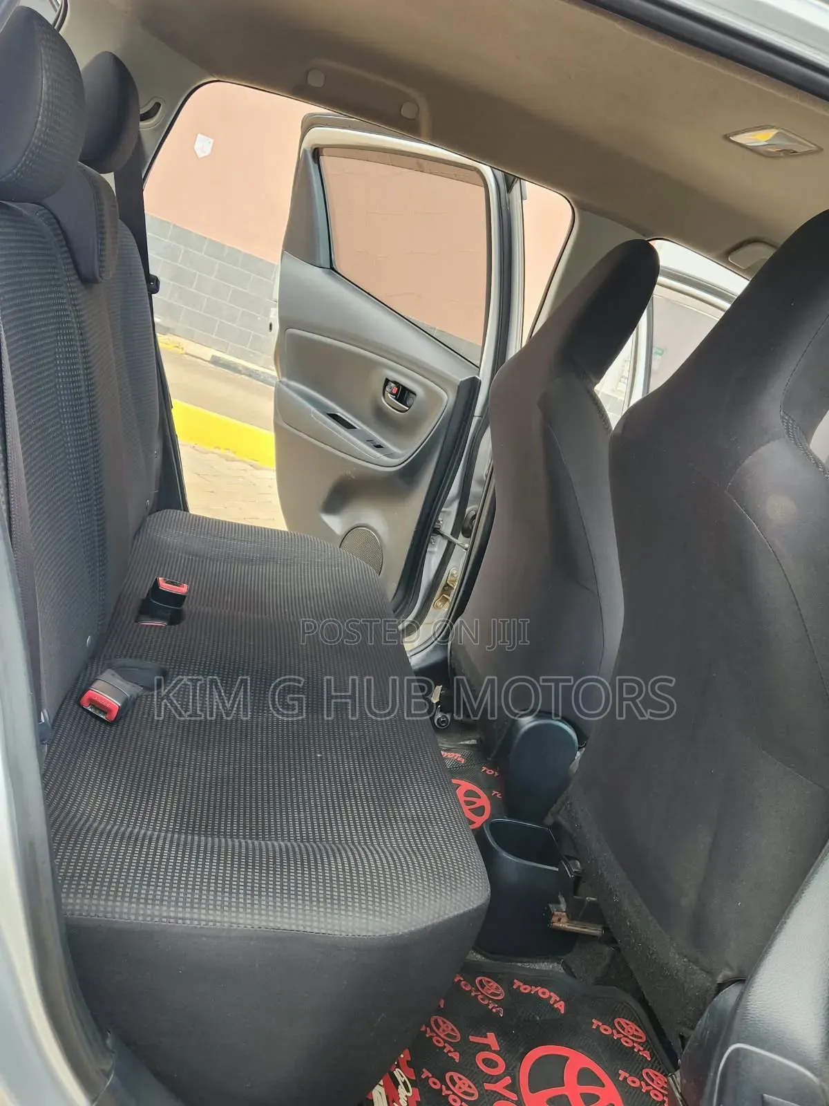 Toyota Vitz 2015 Silver
