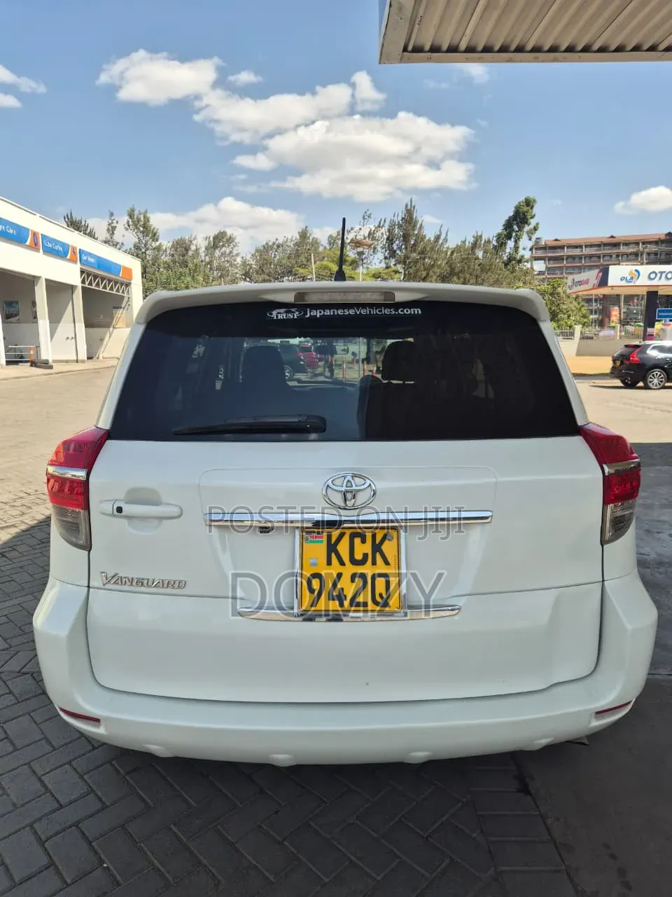 Toyota Vanguard 2011 White