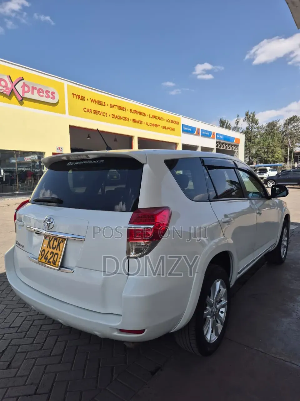 Toyota Vanguard 2011 White