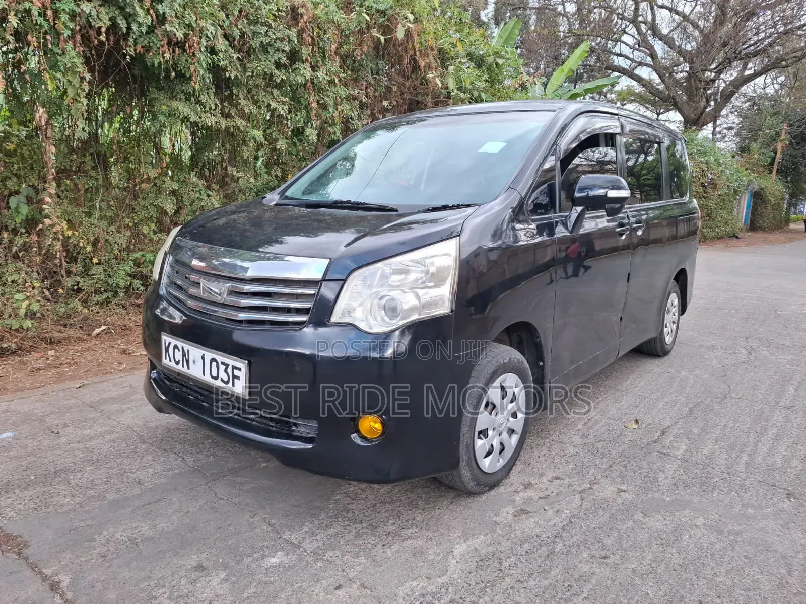 Toyota Noah 2.0 158hp FWD (8 Seater) 2010 Black
