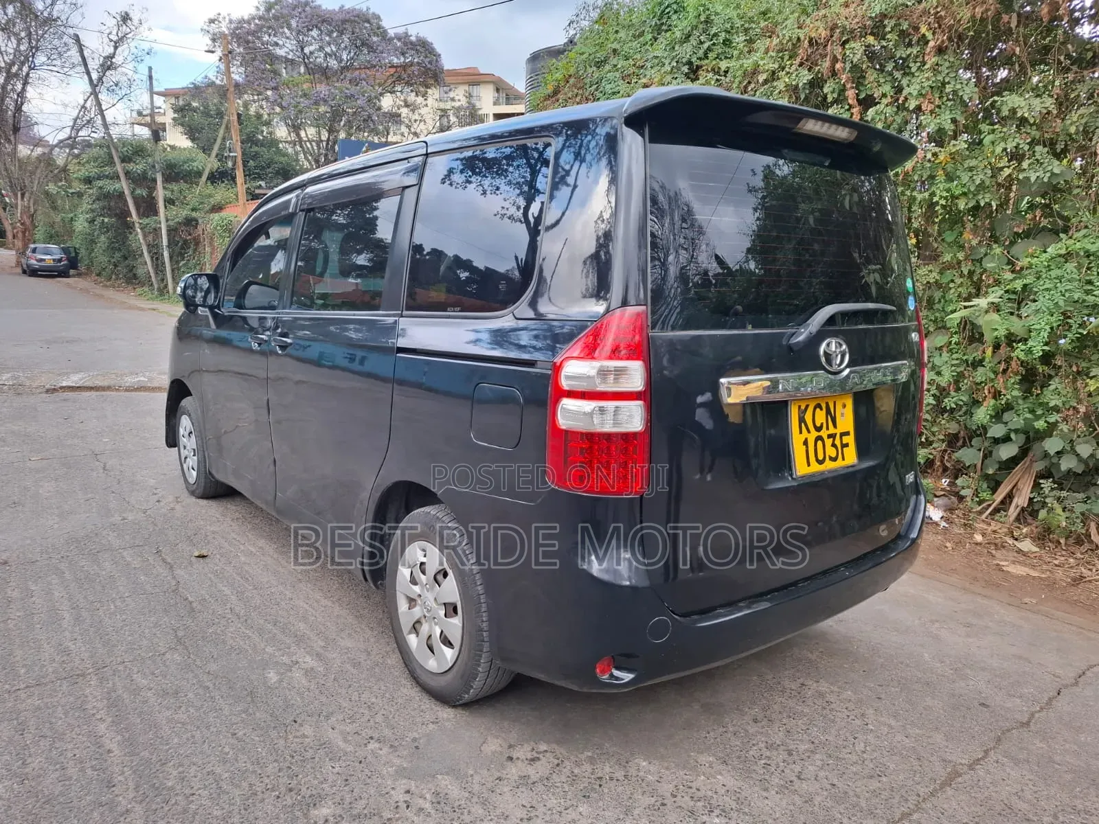Toyota Noah 2.0 158hp FWD (8 Seater) 2010 Black