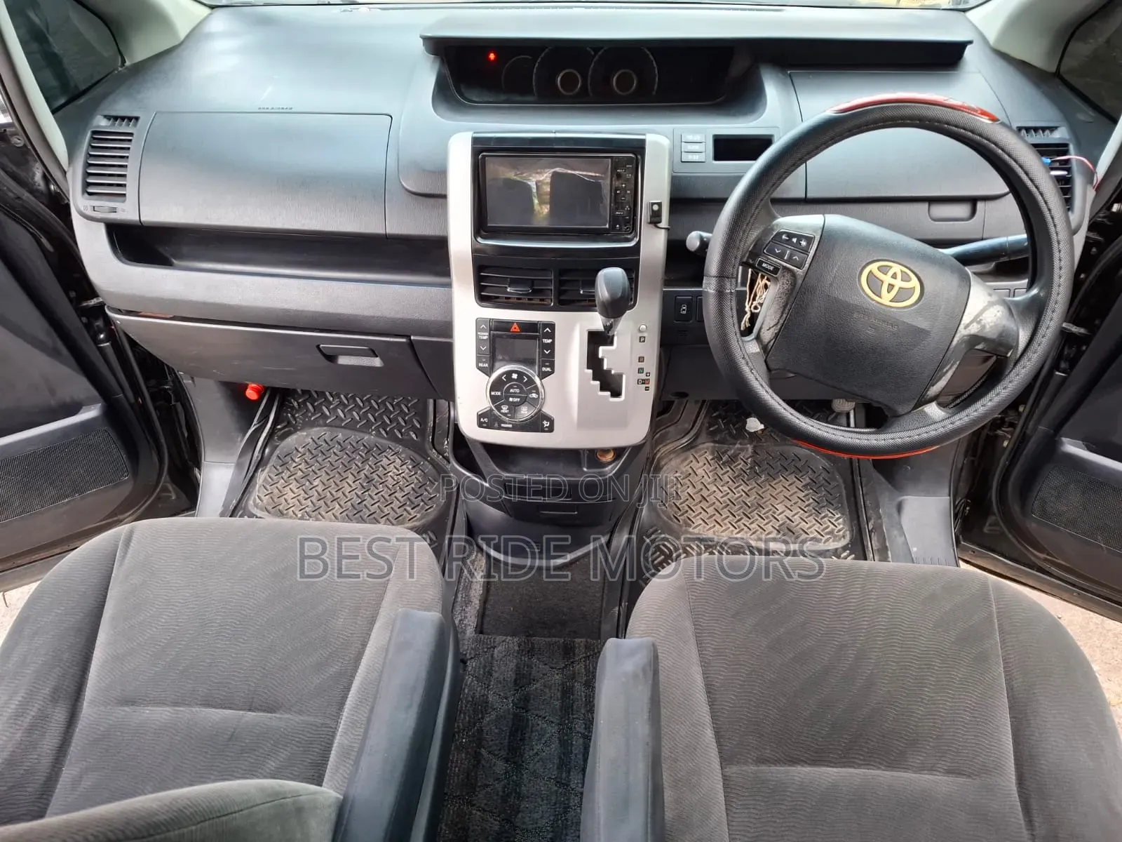 Toyota Noah 2.0 158hp FWD (8 Seater) 2010 Black