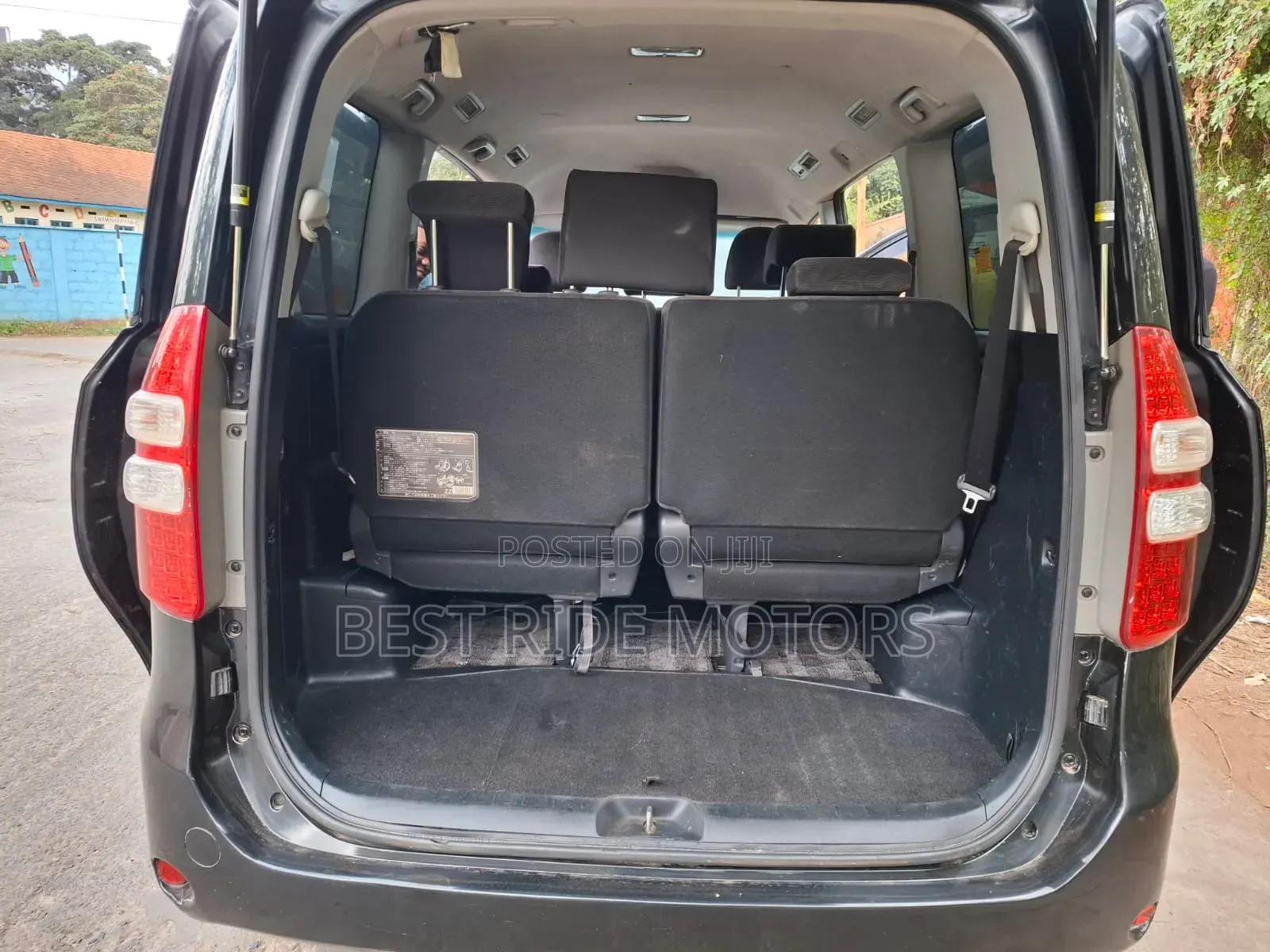 Toyota Noah 2.0 158hp FWD (8 Seater) 2010 Black