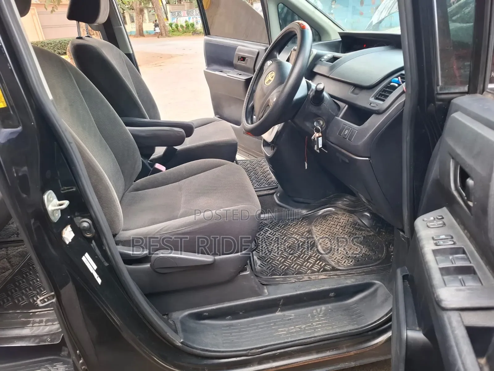 Toyota Noah 2.0 158hp FWD (8 Seater) 2010 Black