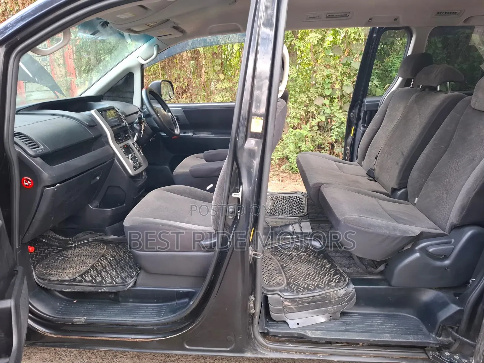 Toyota Noah 2.0 158hp FWD (8 Seater) 2010 Black