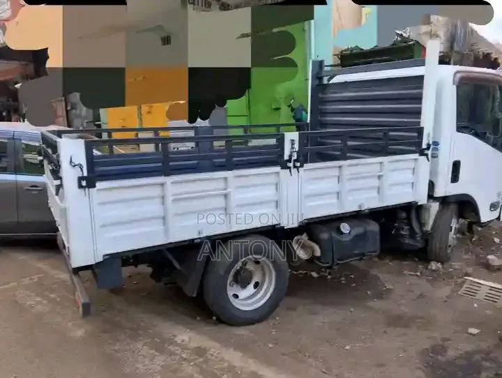 Isuzu ELF Truck 2014 White