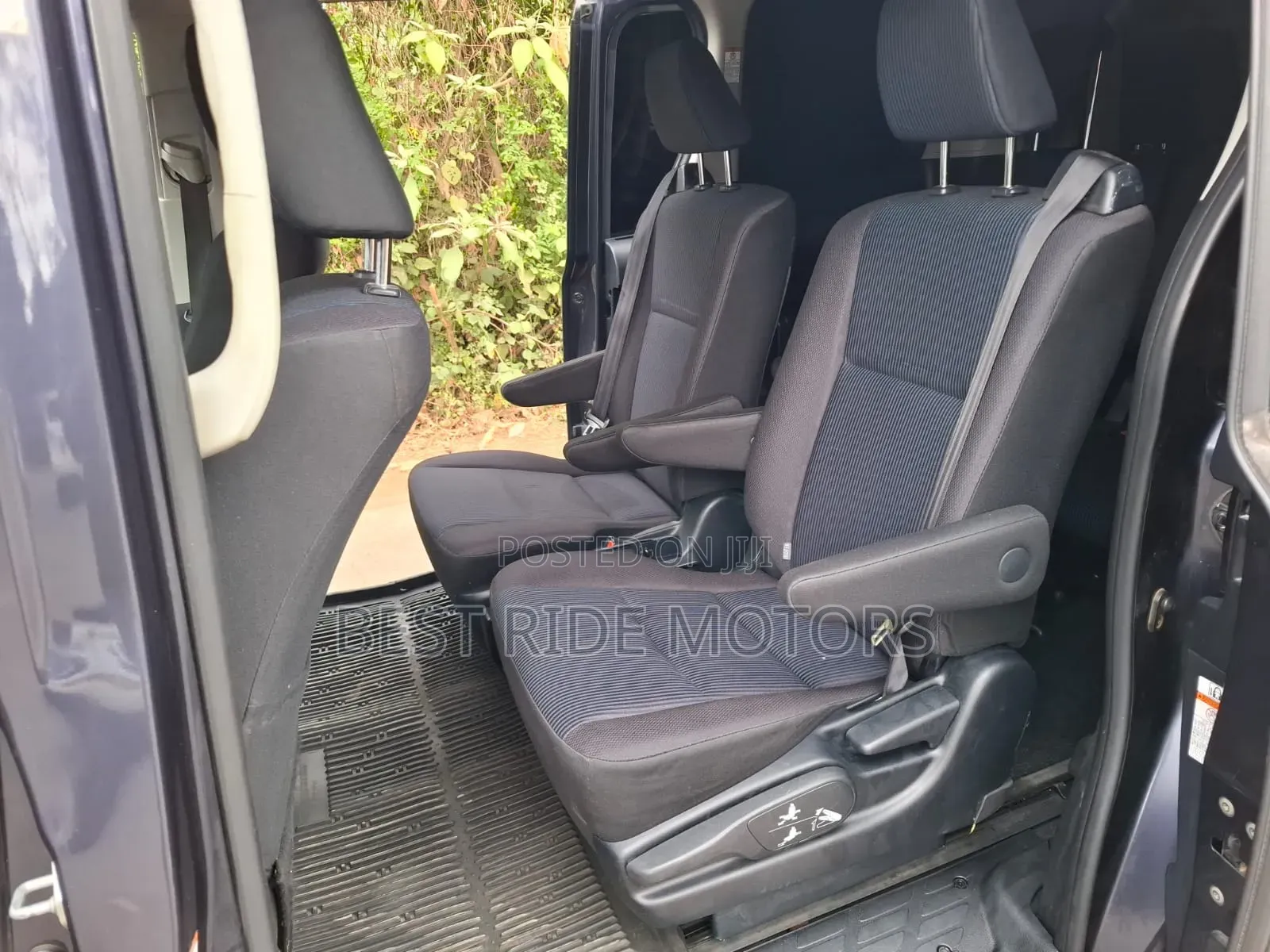 Toyota Voxy Hybrid X 2WD 7-Seater 2014 Blue