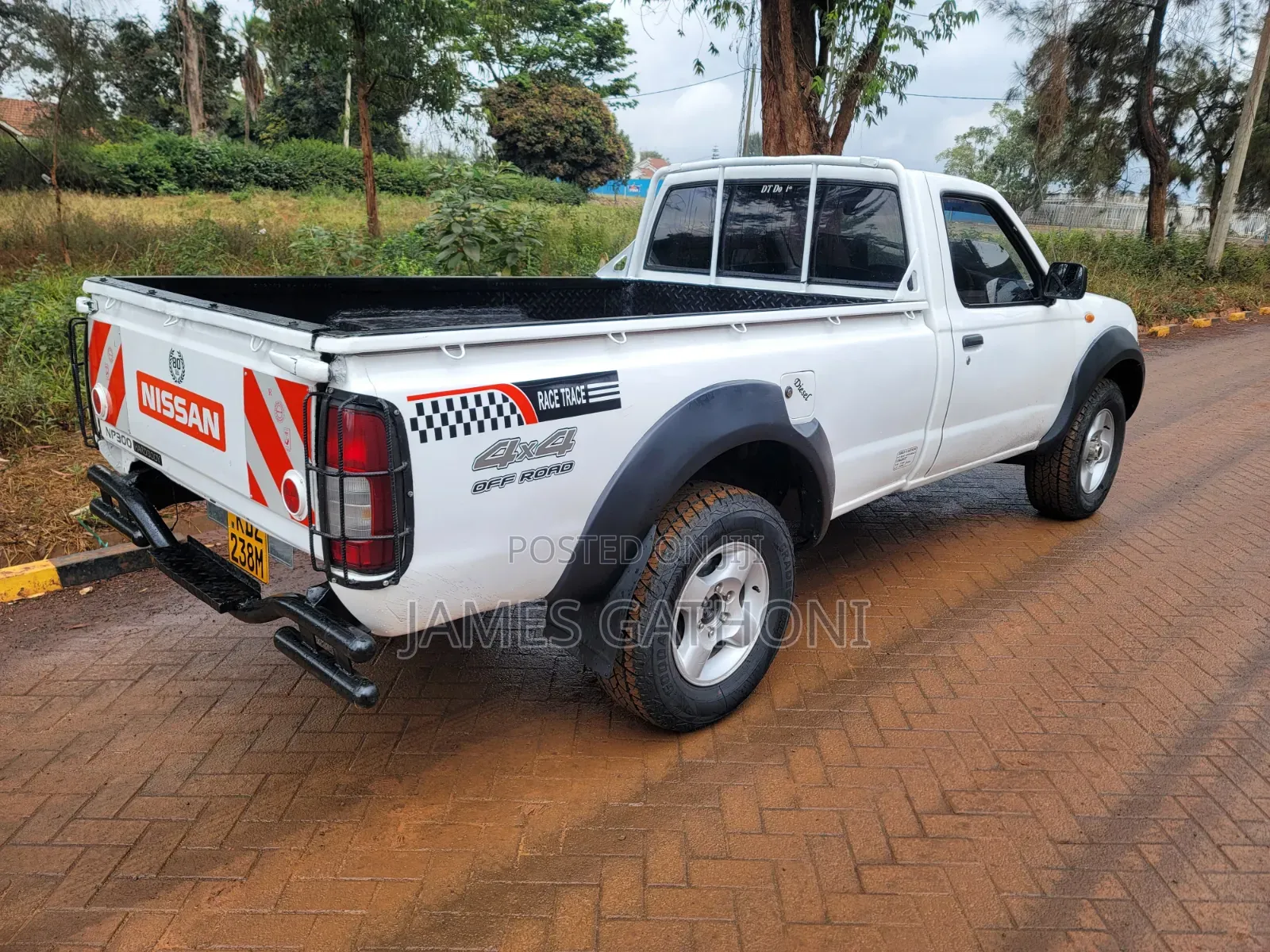 Nissan Hardbody 2012 White