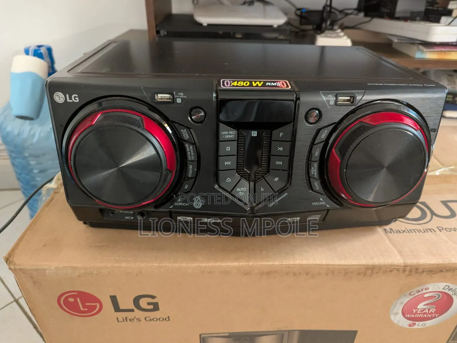 LG Radio With All the Speakers