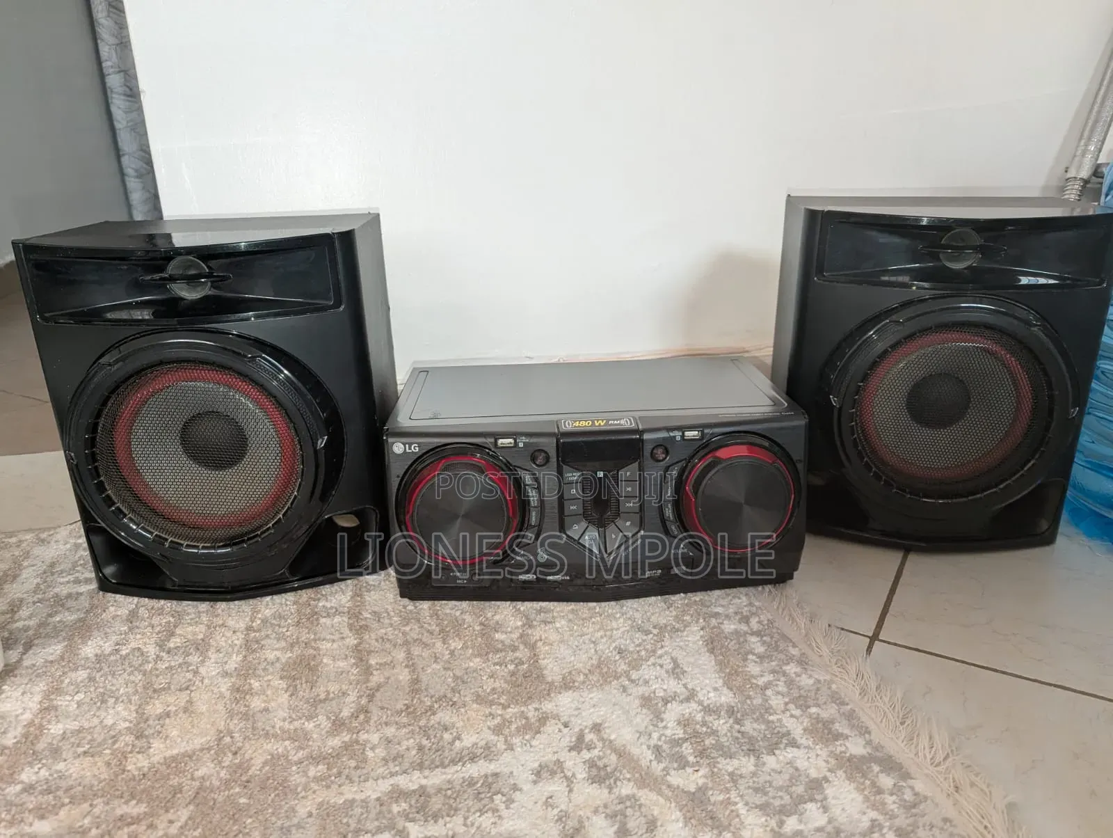 LG Radio With All the Speakers