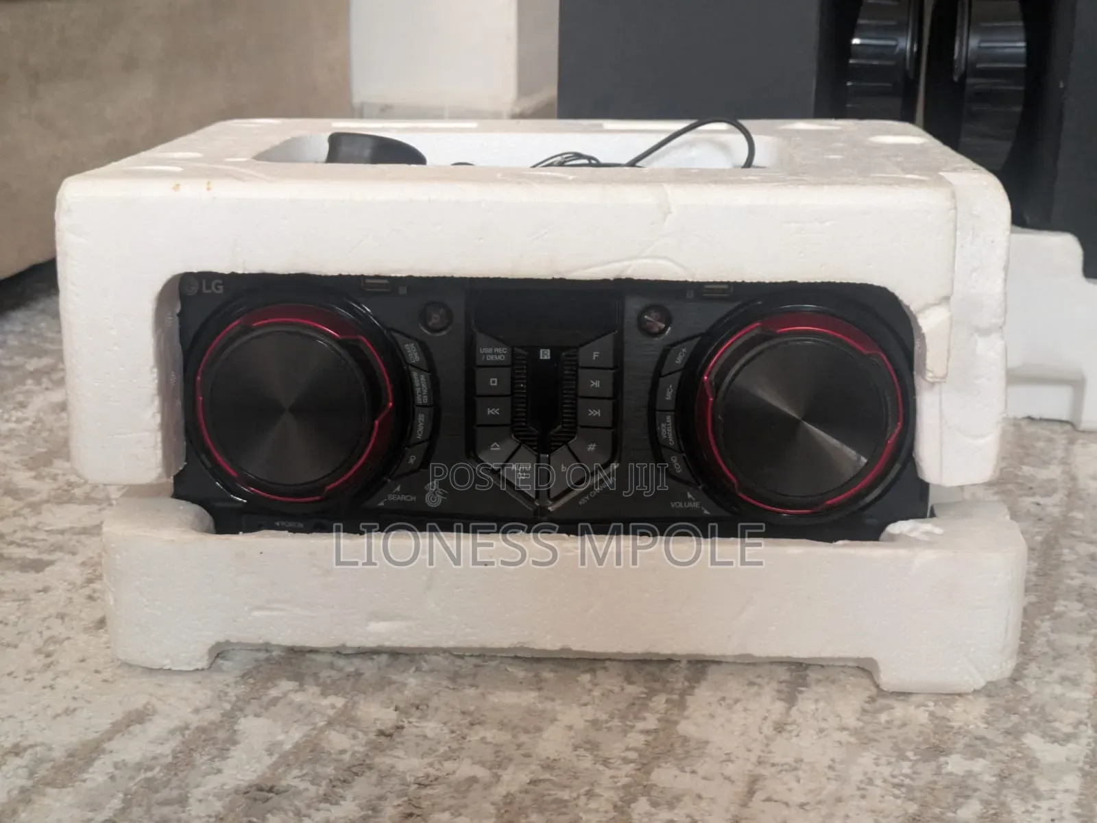 LG Radio With All the Speakers