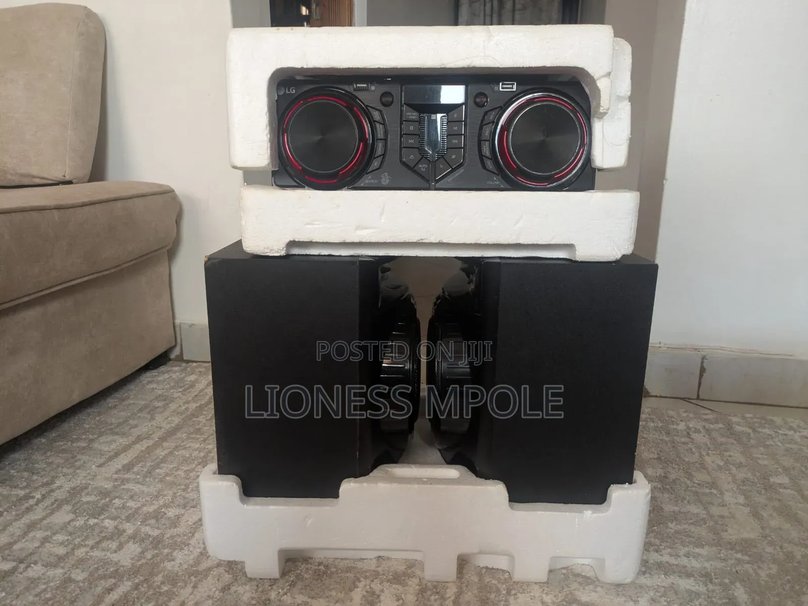 LG Radio With All the Speakers