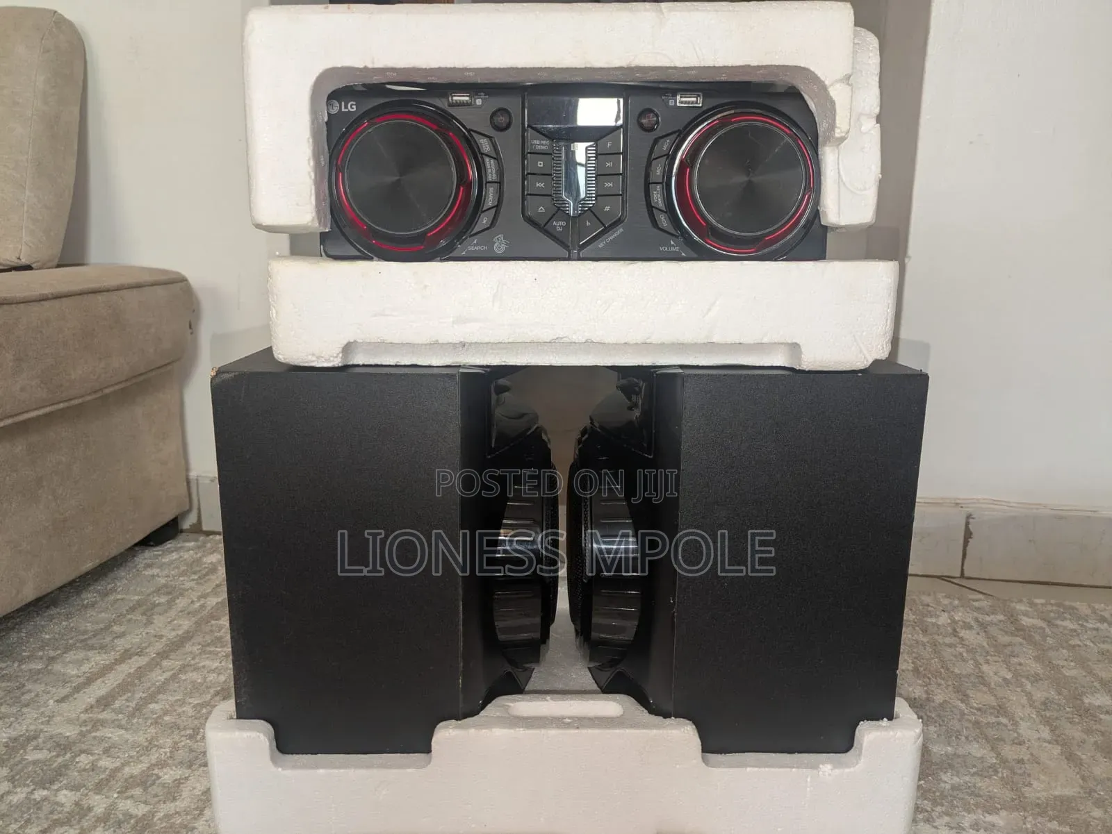 LG Radio With All the Speakers