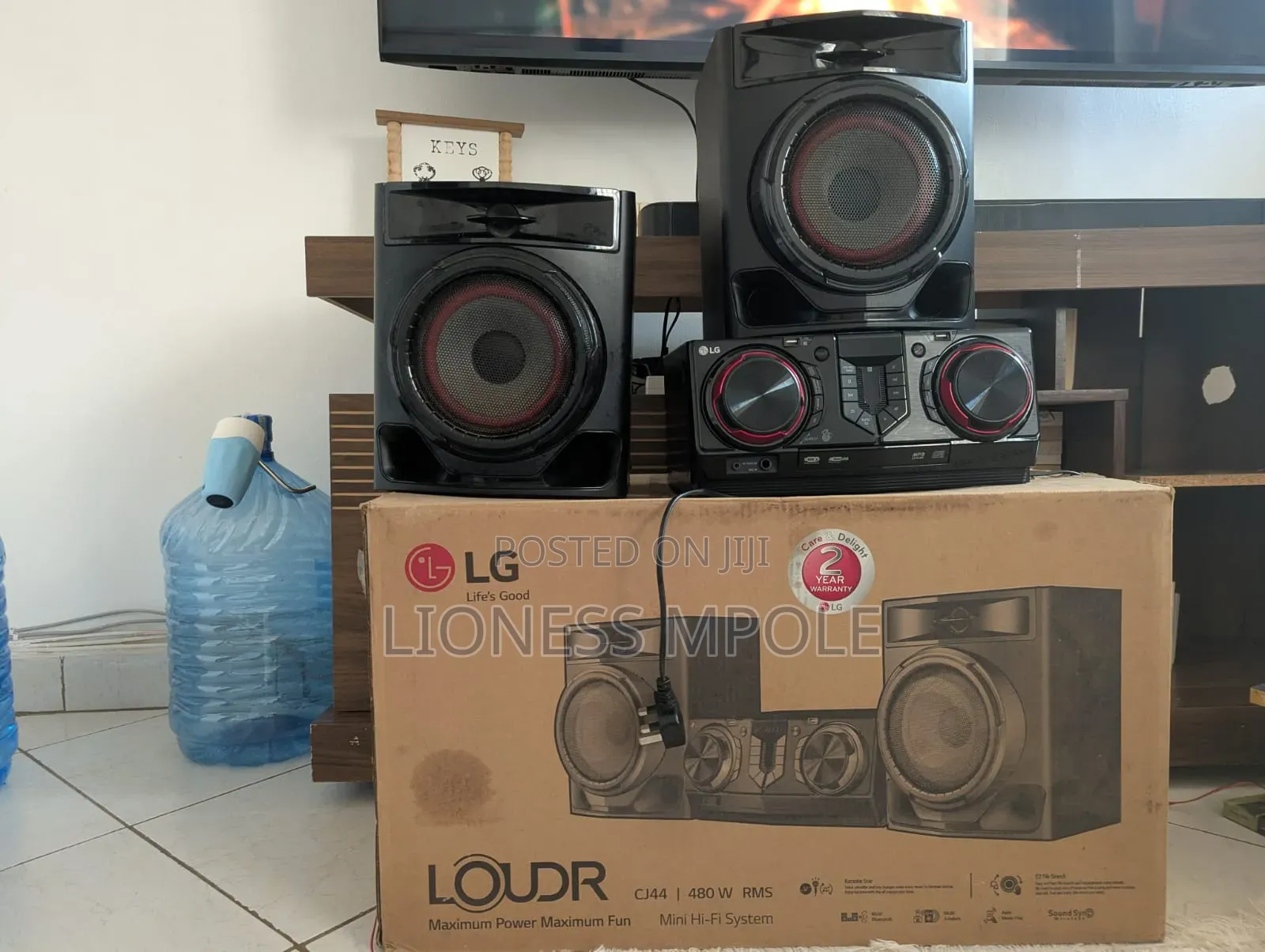 LG Radio With All the Speakers