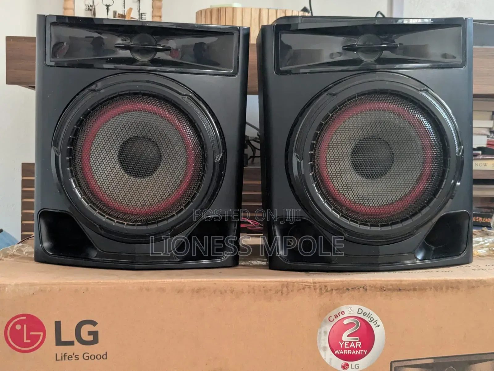 LG Radio With All the Speakers