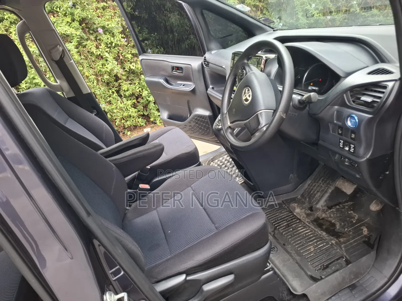 Toyota Voxy Hybrid X 2WD 7-Seater 2014 Blue
