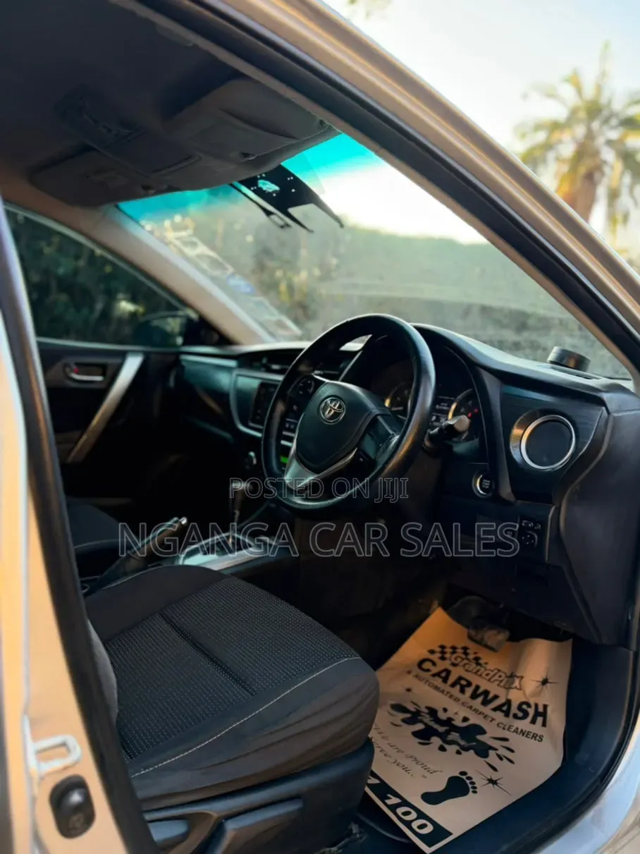 Toyota Auris 2012 Silver