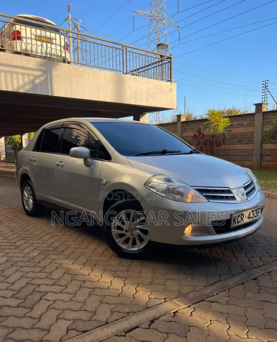 Nissan Tiida 2011 Silver