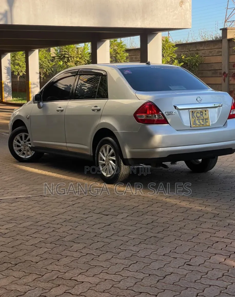 Nissan Tiida 2011 Silver