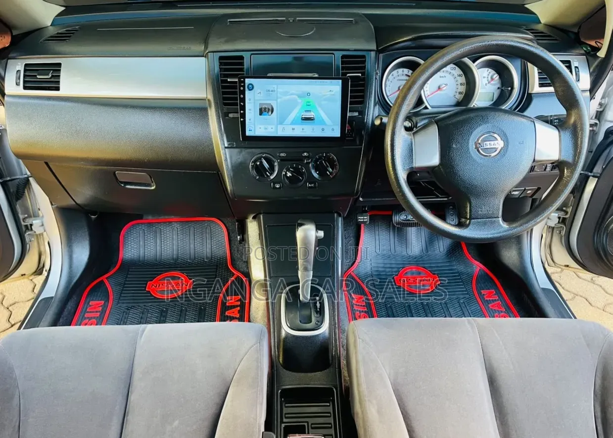 Nissan Tiida 2011 Silver