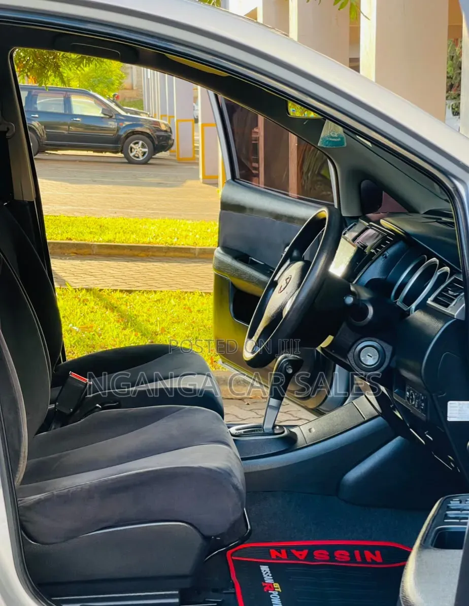 Nissan Tiida 2011 Silver