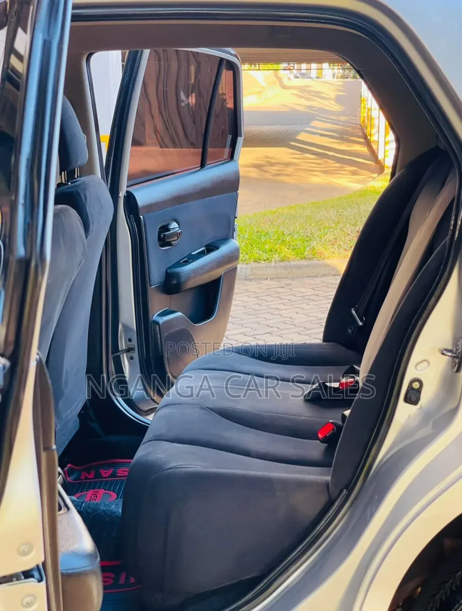 Nissan Tiida 2011 Silver