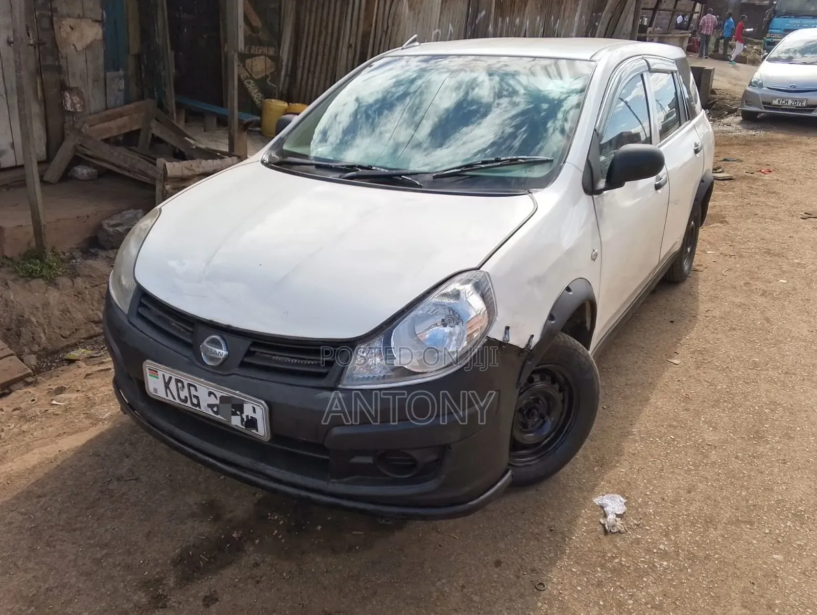 Nissan Advan 2004 White