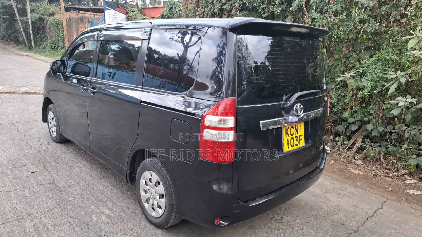 Toyota Noah 2.0 158hp FWD (8 Seater) 2010 Black