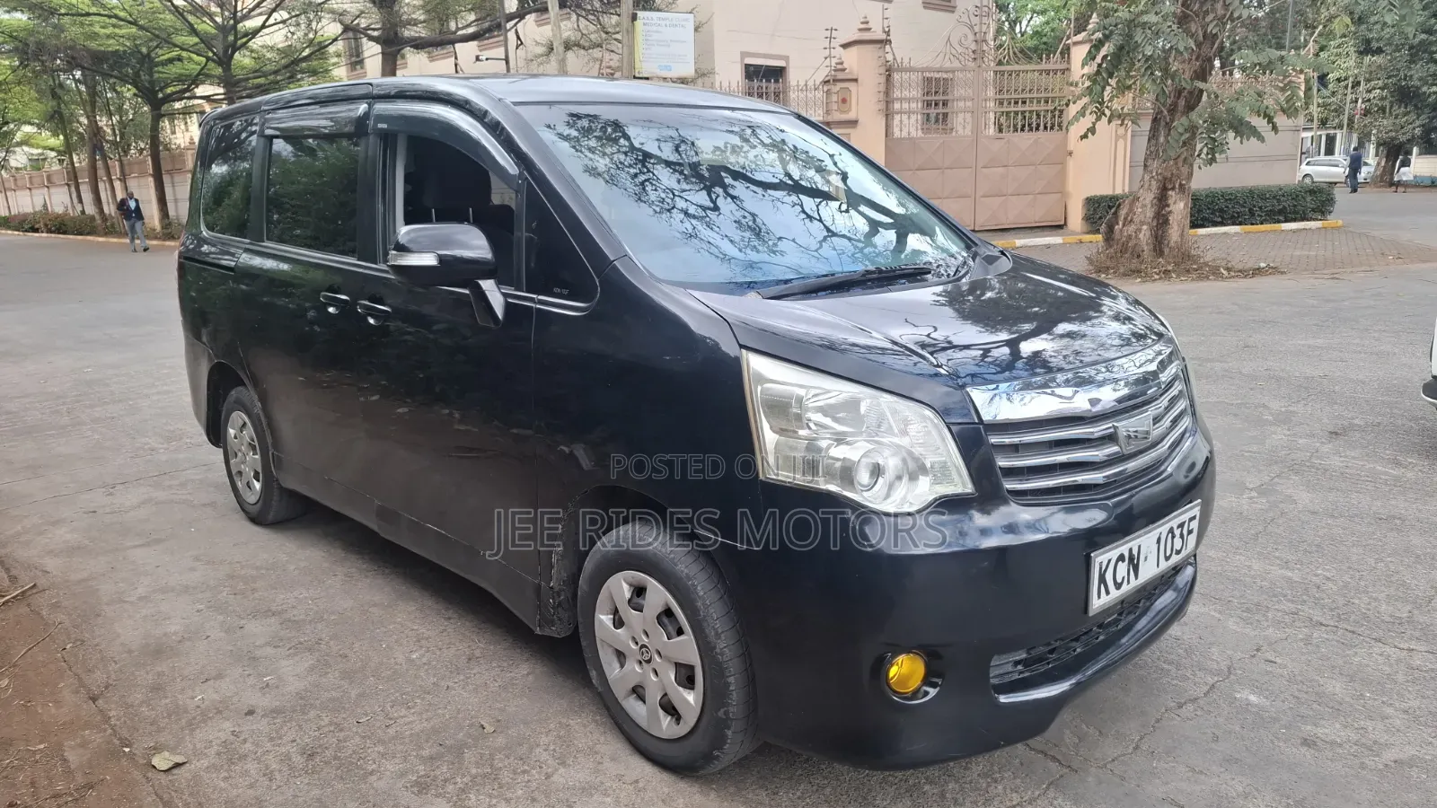 Toyota Noah 2.0 158hp FWD (8 Seater) 2010 Black