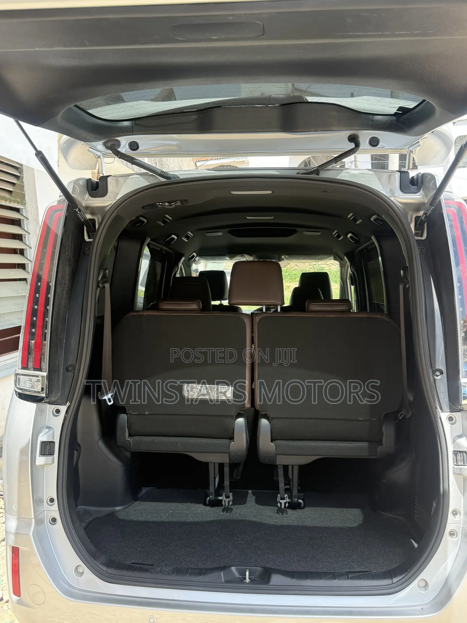 Toyota Esquire 2.0 FWD (7 seater) 2019 Silver